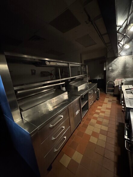 More Photos Of 215 W North Ave, Chicago Restaurant For Lease