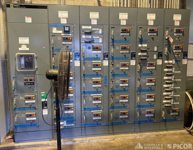 More Photos Of 2101 E Beverly Dr, Tucson Warehouse For Sale