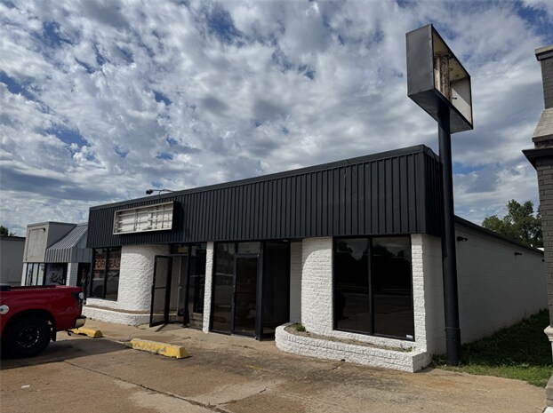 More Photos Of 2111-2113 W Main St, Norman Freestanding For Lease