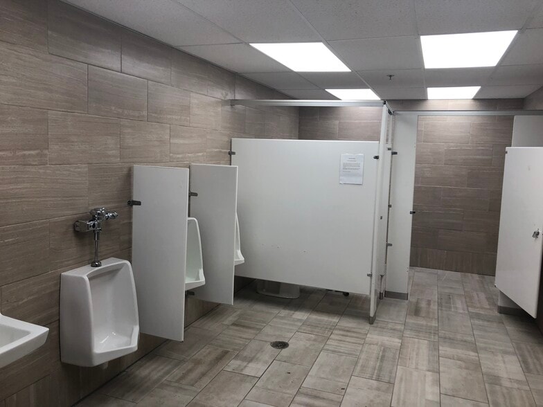 More Photos Of 21375 Telegraph Rd, Southfield Warehouse For Lease