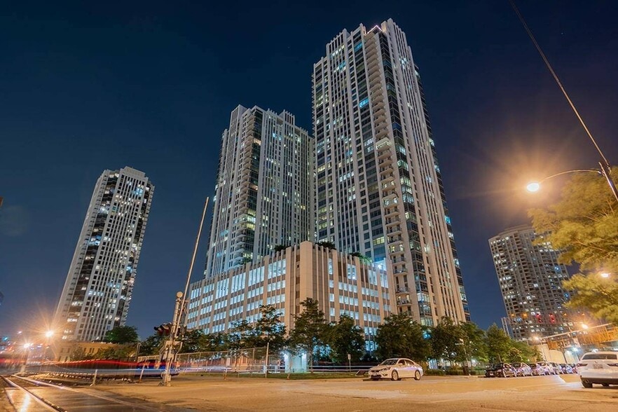 More Photos Of 555 W Kinzie St, Chicago Multifamily For Sale
