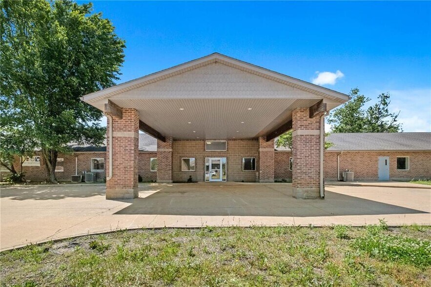 More Photos Of 185 Rebecca St, Gentry Office For Sale