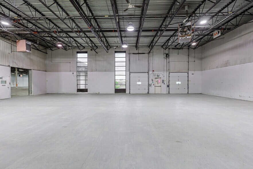 More Photos Of 1280 Rue Nobel, Boucherville Distribution For Sale