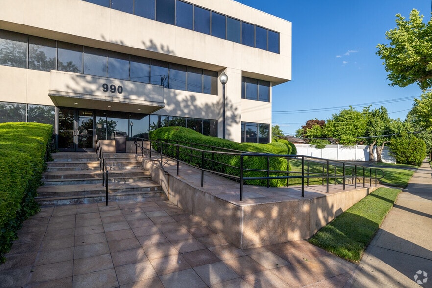 More Photos Of 990 Westbury Rd, Westbury Office For Sale
