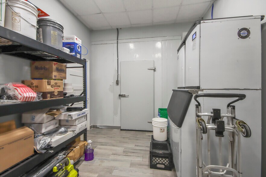 More Photos Of 7434 TX-35, Alvin General Retail For Sale