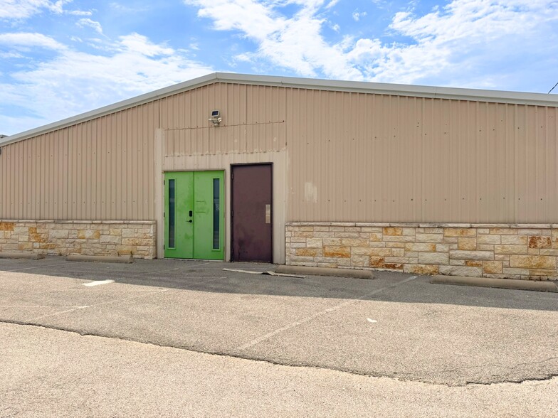More Photos Of 1342 E Highway 377, Granbury Showroom For Sale