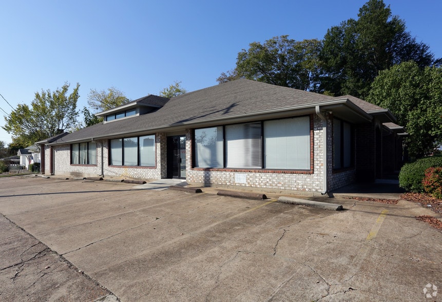 Primary Photo Of 750 Clarksville St, Paris Office For Sale