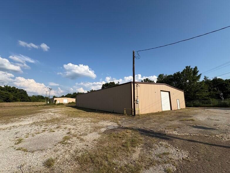 More Photos Of 1516 S Sycamore St, Palestine Warehouse For Sale