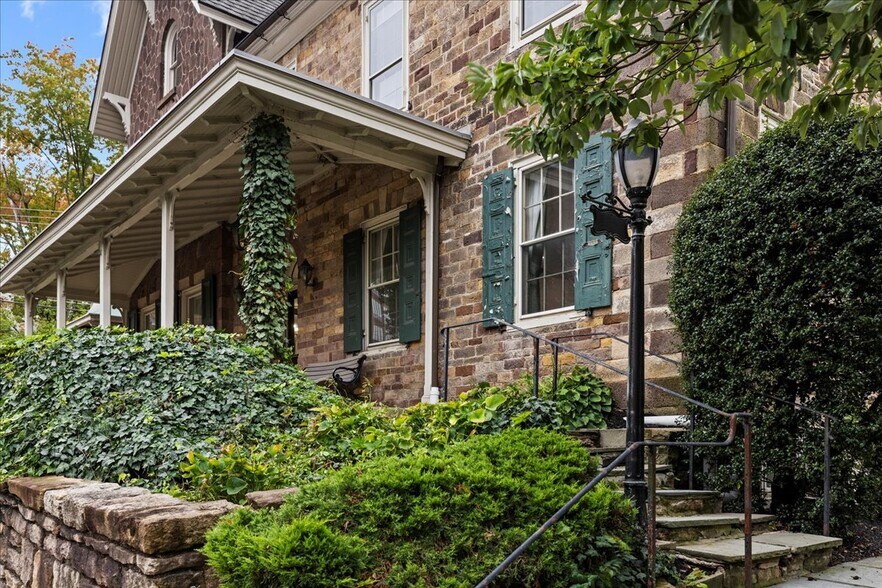 More Photos Of 152 N Main St, Doylestown Medical For Lease