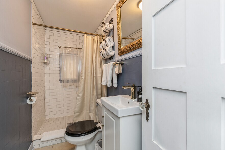 More Photos Of 324 1st St, Des Moines General Retail For Sale