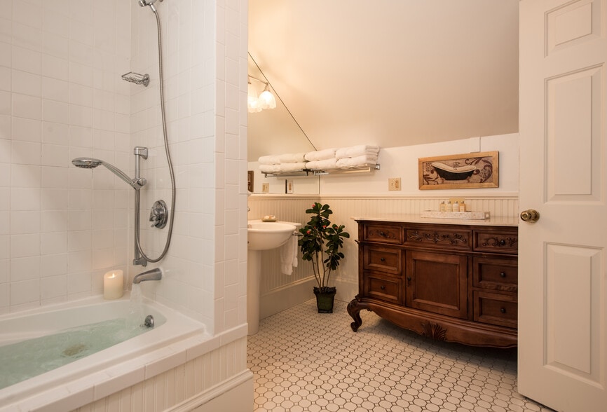 More Photos Of 308 Old Main St, South Yarmouth Hospitality For Sale