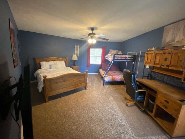 More Photos Of 561 Lakeway Dr, Montgomery Specialty For Sale