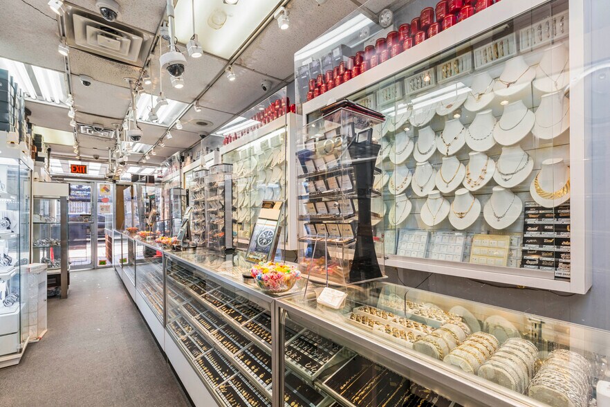 More Photos Of 30-14 Steinway St, Astoria Storefront Retail Office For Lease