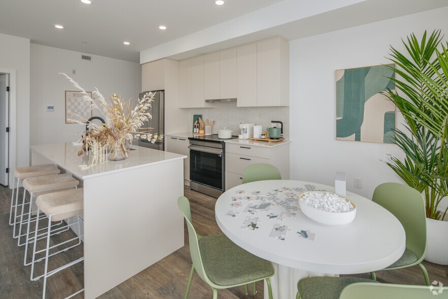 More Photos Of 325 Royal Commons, Victoria Apartments For Lease