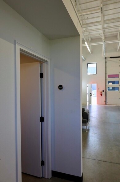 More Photos Of 815 Verhoeks St, Grand Haven Showroom For Sale