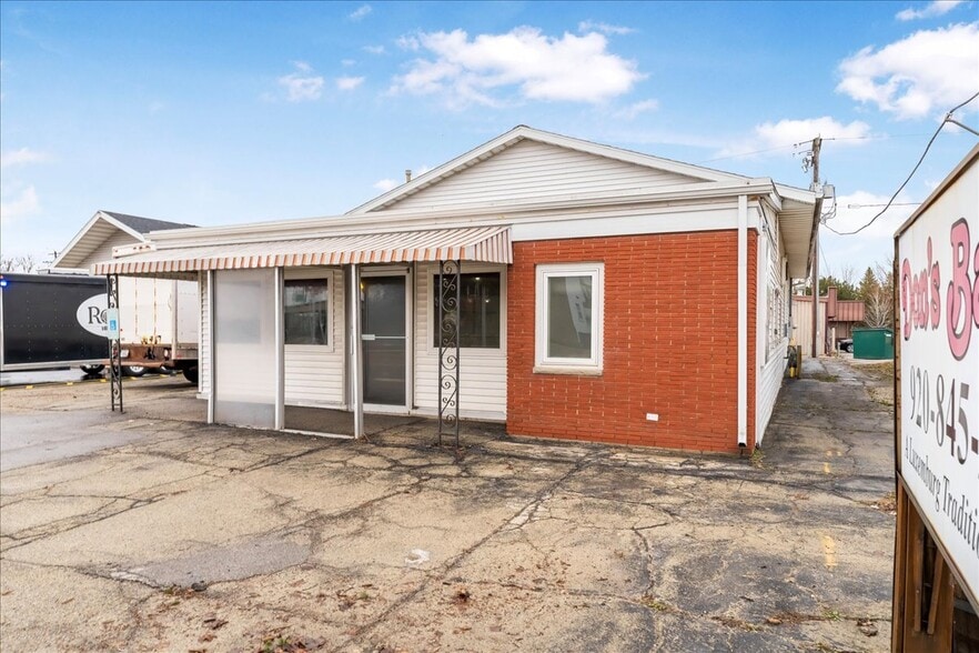 More Photos Of 118 Main St, Luxemburg Specialty For Sale