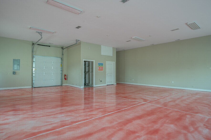 More Photos Of 5025 Dorr St, Toledo Showroom For Sale