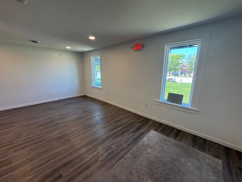 More Photos Of 830 E State St, Geneva Freestanding For Lease