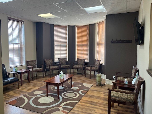 More Photos Of 850 E Franklin St, Kenton Medical For Sale