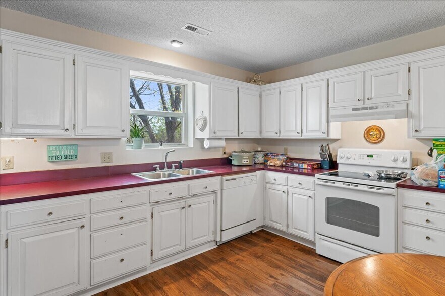 More Photos Of 3043 E Van Buren, Eureka Springs Hotel For Sale