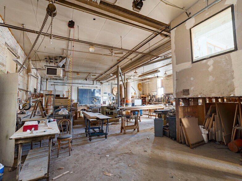 More Photos Of 3056 W Walton St, Chicago Warehouse For Lease