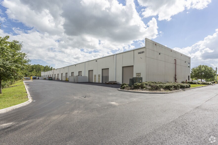 More Photos Of 14231 W Jetport Loop, Fort Myers Showroom For Lease