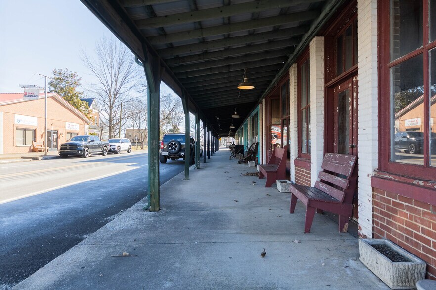 More Photos Of 135 Main St, Smiths Grove Storefront For Sale