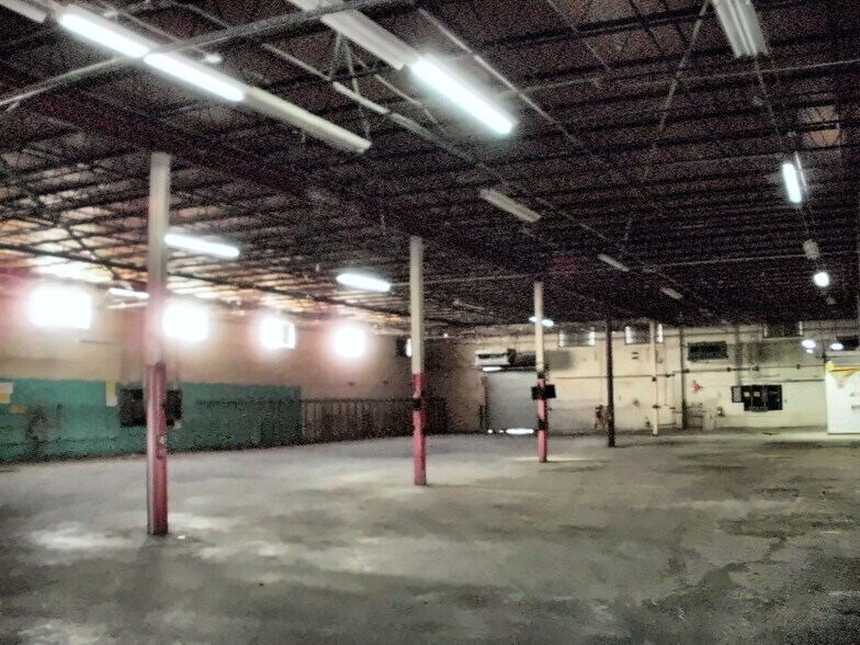 More Photos Of 670 W 20th St, Hialeah Warehouse For Lease
