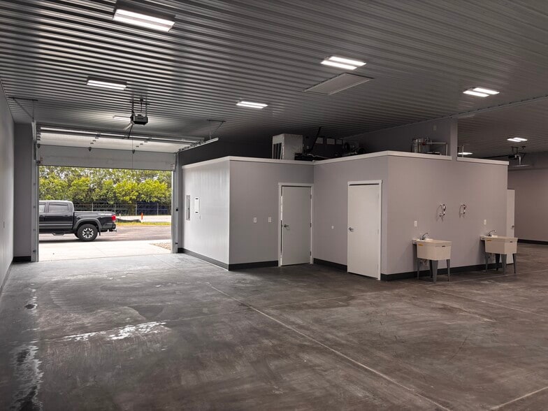 More Photos Of 1401 Amy Ln, Franklin Showroom For Lease