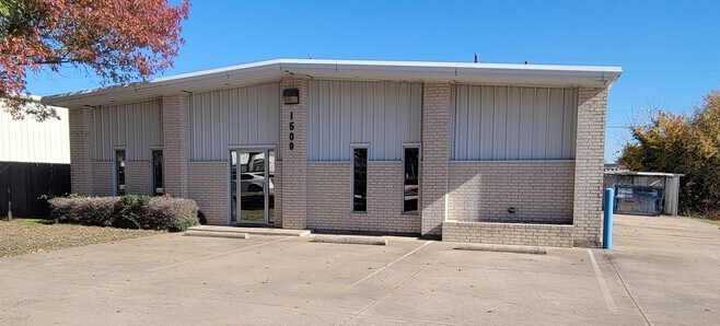 Primary Photo Of 1509 Baccarac Ct, Euless Flex For Lease