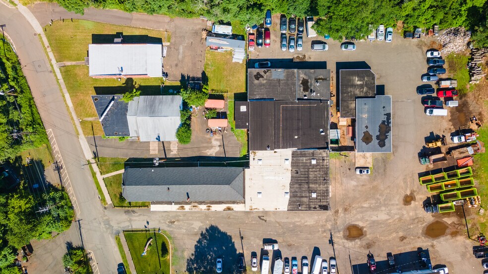 More Photos Of 59 Old Broadway E, North Haven Showroom For Sale