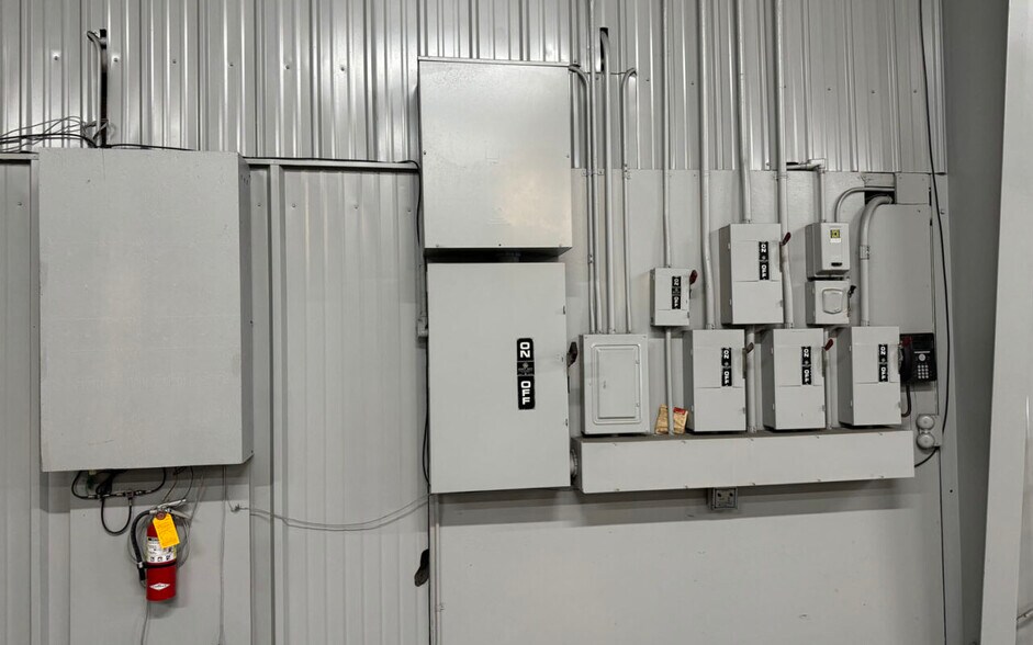 More Photos Of 425 N Broadway Ave, Riverton Light Distribution For Sale