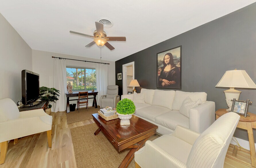 More Photos Of 400 Nokomis Ave S, Venice Specialty For Sale