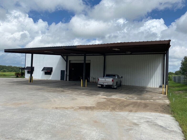 More Photos Of 1900 E US Highway 90, Seguin Warehouse For Lease