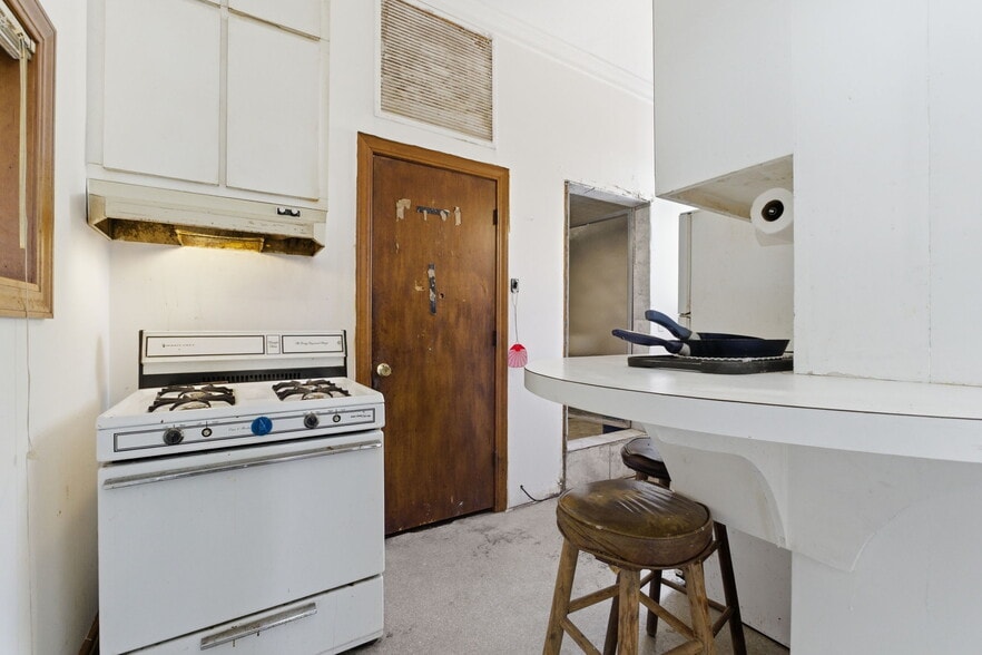 More Photos Of 2122 S Glenstone Ave, Springfield Freestanding For Sale