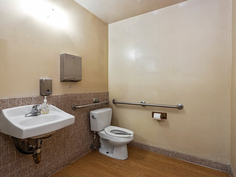 More Photos Of 4708-4710 W Magnolia Blvd., Burbank General Retail For Sale