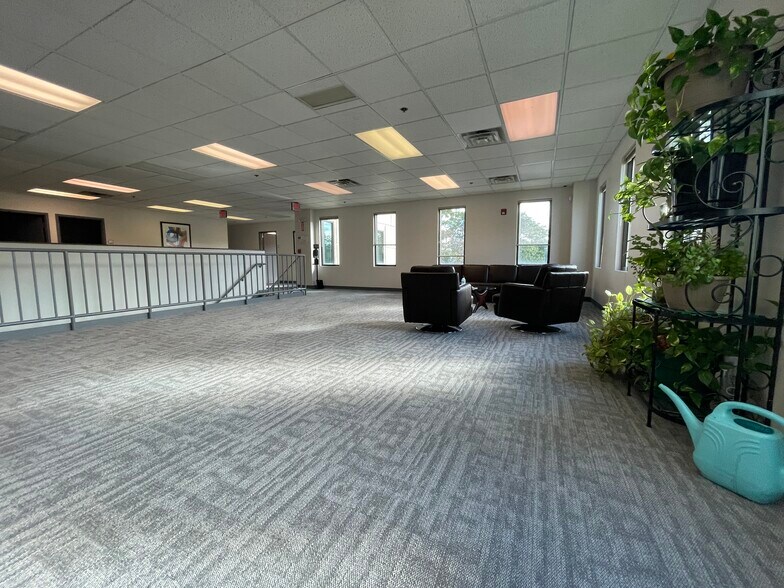 More Photos Of 555 Huehl Rd, Northbrook Service For Lease