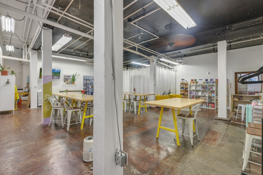 More Photos Of 3516 Fremont Pl N, Seattle General Retail For Lease