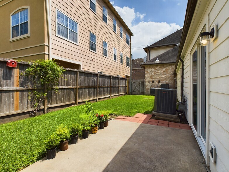 More Photos Of 5625-5631 Winsome Ln, Houston Apartments For Sale