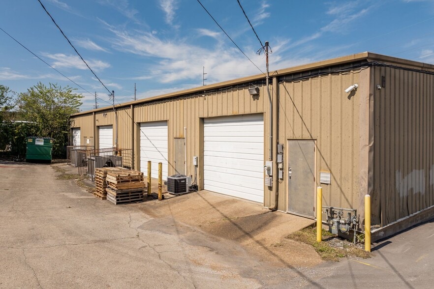 More Photos Of 103-107 Woodruff St, Madison Light Distribution For Sale