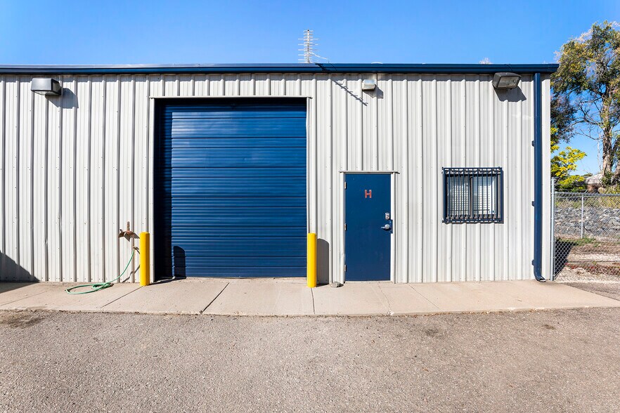 More Photos Of 913 E 75th Ave, Denver Unknown For Lease