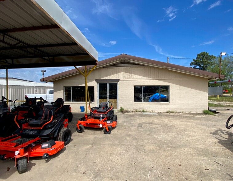 More Photos Of 425 E Front St, De Kalb Auto Dealership For Sale