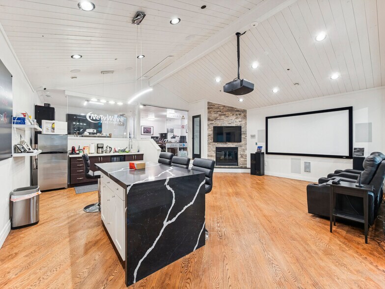 More Photos Of 175 W Beaver Creek Rd, Richmond Hill Light Distribution For Sale