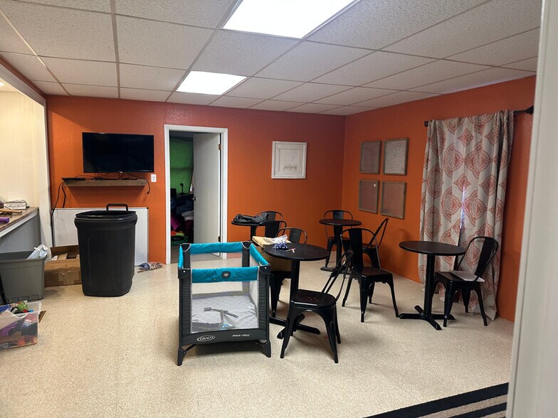 More Photos Of 307 E 6th St, Mound City Specialty For Sale