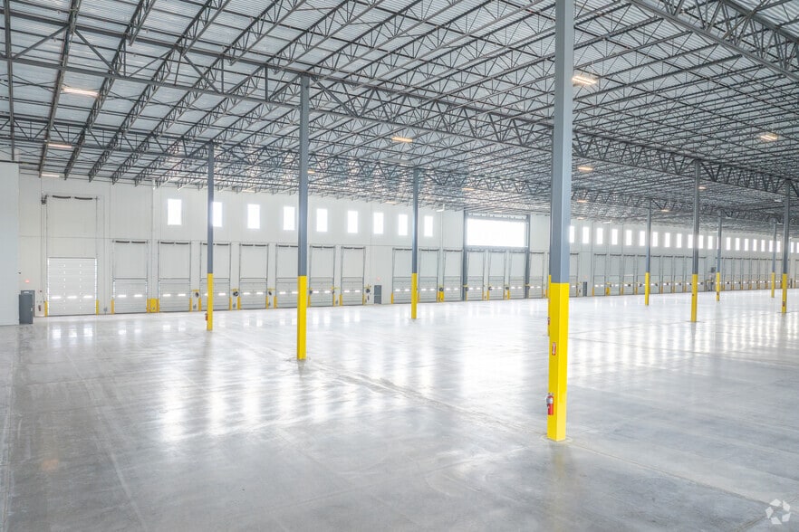 More Photos Of 55 Paradise Ln, Bay Shore Warehouse For Lease