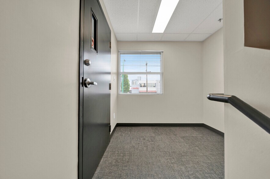 More Photos Of 1353-1363 Main St, North Vancouver District Storefront Retail Office For Lease