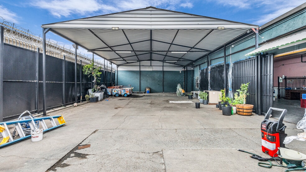 More Photos Of 909 53rd Ave, Oakland Warehouse For Sale
