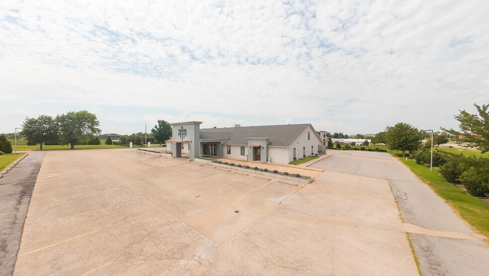 More Photos Of 404 SW Regional Airport Blvd, Bentonville General Retail For Lease