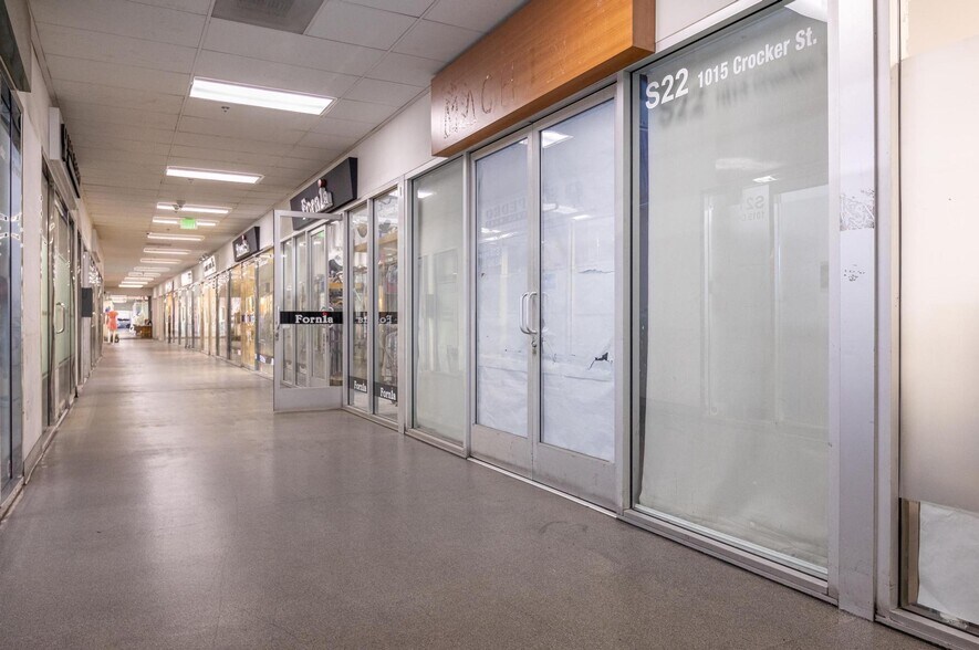 More Photos Of 1100 S San Pedro St, Los Angeles Storefront For Lease