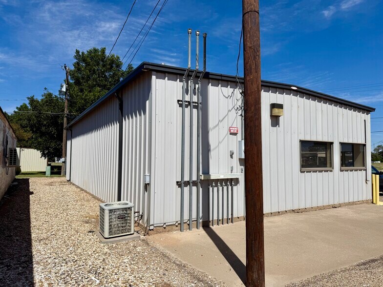 More Photos Of 305 N 9th St, Slaton Service Station For Sale